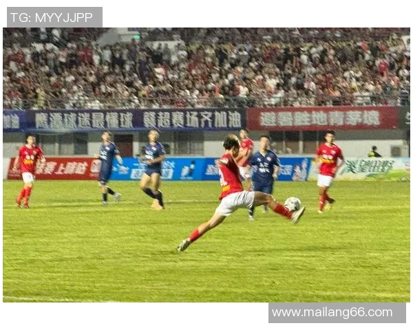 足球明星在比赛中仰天呐喊的视频展现激情与奋斗精神的瞬间